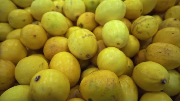 Κίτρινα Ώριμα Φυσικά Λεμόνια Στην Αγορά Counter Πλάνα — Αρχείο Βίντεο