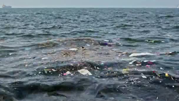 海洋中漂浮的垃圾和塑料废物污染 — 图库视频影像