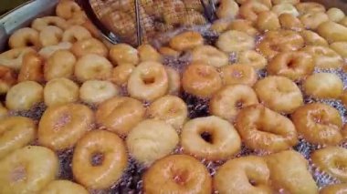 Sıcak Yağ Görüntülerinde Kolander 'da Pişmiş Donut Donutu.