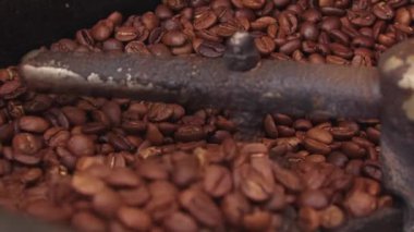 Kahverengi Kahve Fasulyesi kızartma makinesini kapatın..