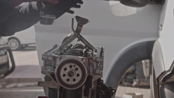 Reparation Oljetäcket Till Den Ombyggda Bilmotorns Film — Stockvideo