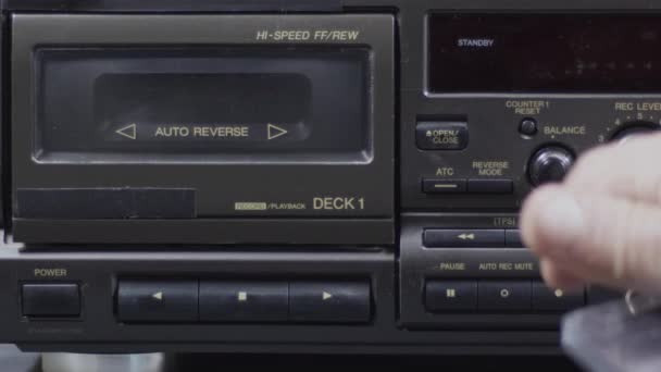 Bedieningskracht Aan Afspelen Van Cassette Player Beeldmateriaal — Stockvideo