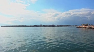 Bulutlu Bir Gün 'de Balık Limanı.