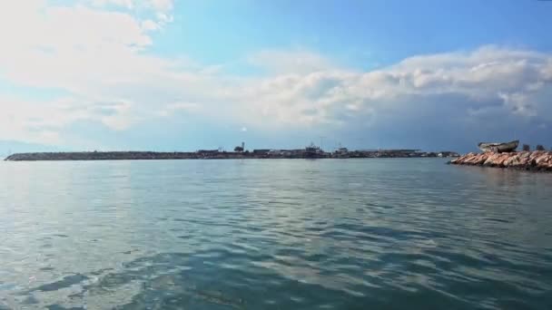 Time Lapse Του Αλιευτικού Λιμανιού Ένα Υπέροχο Σύννεφο Ημέρα Πλάνα — Αρχείο Βίντεο