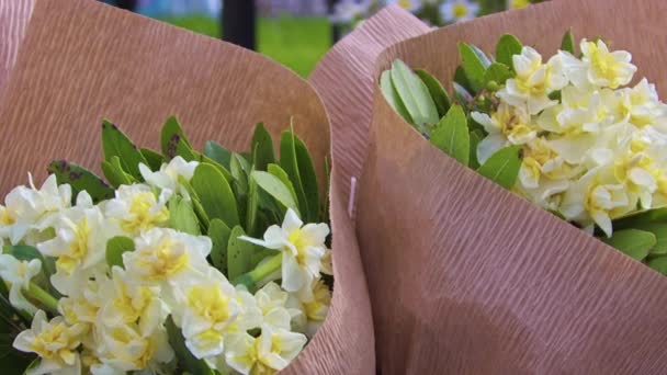 Köstliche Duftende Narzissen Blumenstrauß Vor Dem Floristenladen Footage — Stockvideo
