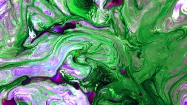 Psikedelik renkli renkli resimlerle soyut bir arkaplan. Sıvı boyanın hareket edip yavaşça kaymasıyla organik etki. Dönüyor ve yayılıyor.