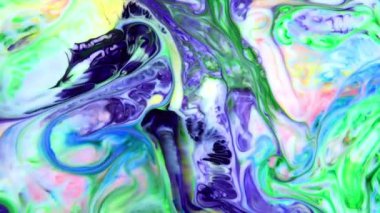 Psikedelik renkli renkli resimlerle soyut bir arkaplan. Sıvı boyanın hareket edip yavaşça kaymasıyla organik etki. Dönüyor ve yayılıyor.