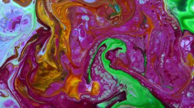 Psikedelik renkli renkli resimlerle soyut bir arkaplan. Sıvı boyanın hareket edip yavaşça kaymasıyla organik etki. Dönüyor ve yayılıyor.