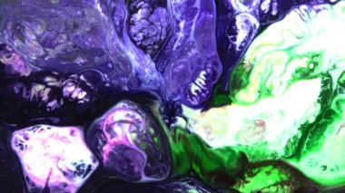 Psikedelik renkli renkli resimlerle soyut bir arkaplan. Sıvı boyanın hareket edip yavaşça kaymasıyla organik etki. Dönüyor ve yayılıyor.