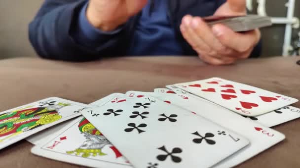 Кидання Або Віддача Гра Поверхні Таблиці Обличчя Показ Номерів Карток — стокове відео