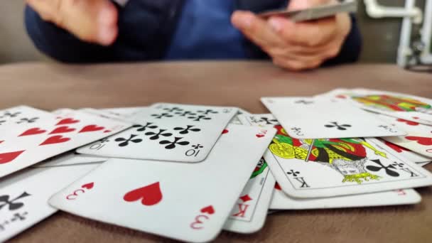 Masa Yüzeyinde Kart Atmak Vermek Kart Oynamak Yüzler Yukarı Rakamlar — Stok video