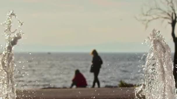 Дві Жінки Подруги Зимовий Пляж Сефіа Фонтанними Краплями Води — стокове відео