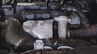 Paslanmış Pas Araba Motor Parçaları Atölyede