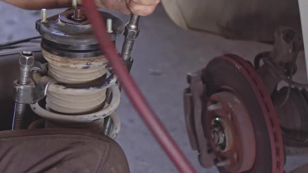 Car Mechanic Repair Shop Replaces Car Shock Absorber Footage — Stock Video