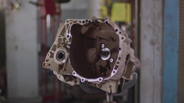 Slider Shot Gearbox Car Stand Lift Repair Shop Filmación — Vídeos de Stock