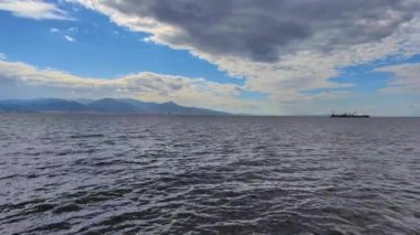Bulutlu Mavi Gökyüzü ve Deniz Kenti Görüntüsü.