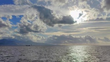 Bulutlu Mavi Gökyüzünde Uçan Martı.