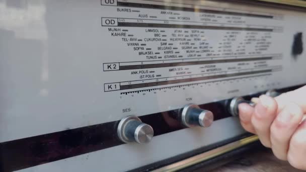 Hledání Rádiových Kanálů Ladění Kapesní Starý Tranzistor Rozhlasové Záběry — Stock video