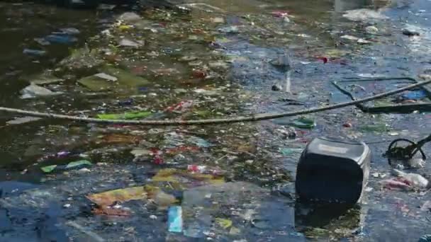 Bateria Plástico Preto Sujeira Lixo Mar Filmagem — Vídeo de Stock