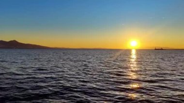 Güzel Sarı Mavi Gün Batımı ve Ada Sahilinden Okyanus Parıltısı.