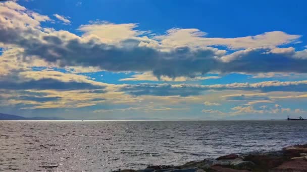 Vackra Cloudy Ocean Från Rocky Island Beach Filmerna — Stockvideo