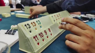 İnsanlar Masa Görüntüsü 'nde Okey Game oynuyor.