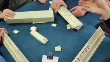 İnsanlar Masa Görüntüsü 'nde Okey Game oynuyor.