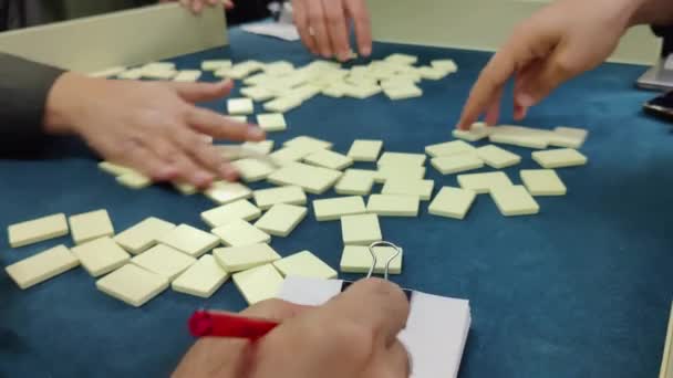 テーブルの映像でオキーゲームをする人 — ストック動画
