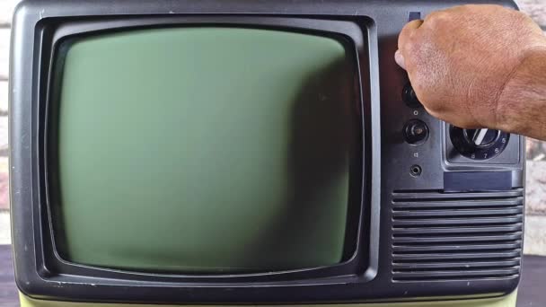 Hombre Mano Sintonización Vieja Televisión Con Gris Interferencia Pantalla Canal — Vídeos de Stock