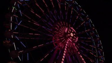 Lunaparkta Dönen Dönme Dönme Dönme Dönme Döner Gece Eğlence Parkı.