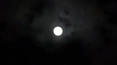 Gri Bulutlar Ayın Önünde Karanlık Gece Gökyüzü Görüntülerinde.