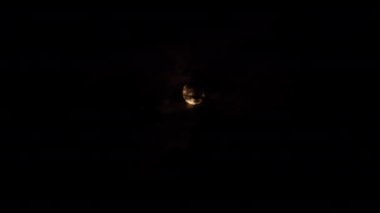 Koyu Bulutlar Kızıl Dolunaydan Önce Geçiyor.