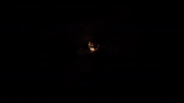 Donkere Wolken Passeren Voor Rode Volle Maan Beelden — Stockvideo