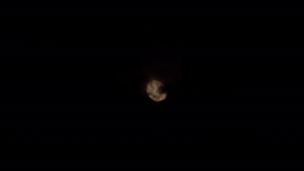 Slow Motion Shot Dark Clouds Pasando Antes Luna Llena Roja — Vídeo de stock