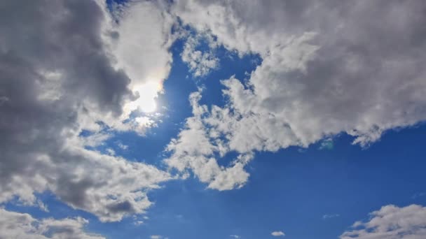Helle Cumulus Regenwolken Ziehen Himmel — Stockvideo