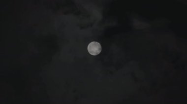 Dolunay Gece Bulutlarının Arkasında.