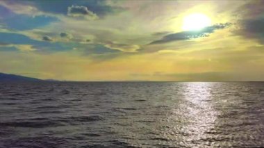 Bulutlu Deniz Manzarasına Güneş Batımı Yansıması.