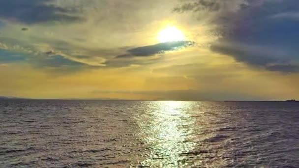 晴れた夜の映像で穏やかな曇りの海 — ストック動画