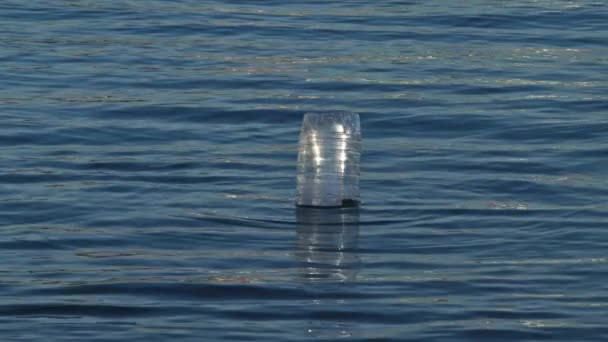 Πλαστικό Μπουκάλι Ρίχνονται Μπλε Θάλασσα Πλάνα — Αρχείο Βίντεο