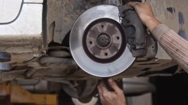 Bir Atölye Görüntüsünde Araba Fren Diski Sisteminin Tamiri.