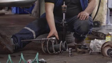 Araba Önü Şok Emici Tamir Dükkanı 'ndaki Görüntü Değiştirme.