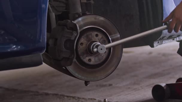 Reparatie Van Car Brake Disc System Een Werkplaats Beelden — Stockvideo