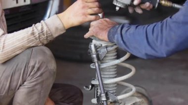 Araba Önü Şok Emici Tamir Dükkanı 'ndaki Görüntü Değiştirme.