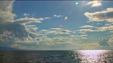 Deniz Parıltısı Suyu. Mavi Gök ve Beyaz Bulutlar Yürüyen Panorama Bahar Görüntüleri.