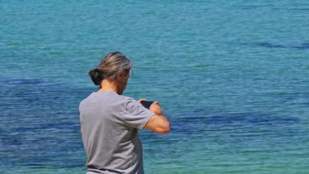 Resande Man Tar Ocean Photo Med Mobiltelefon Film — Stockvideo
