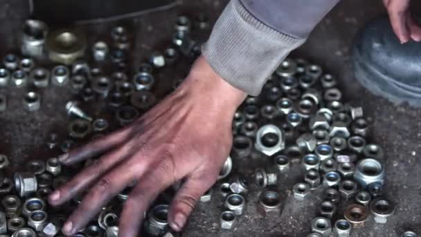 Βιομηχανικός Τεχνίτης Ψάχνει Για Βίδα Nut Πλάνα — Αρχείο Βίντεο