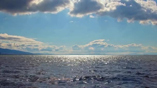 Cinza Céu Nublado Ondas Mar Ilha Filmagem Praia — Vídeo de Stock