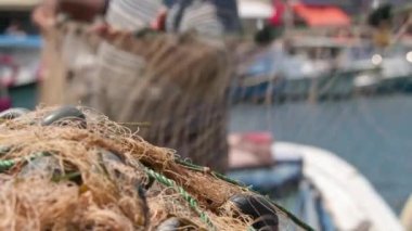 Deniz köyünde Ağlarını Temizleyen Balıkçı.