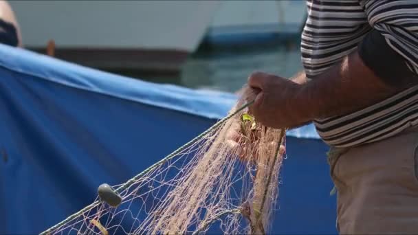 Ψαράς Καθαρισμός Νετς Τους Στο Χωριό Της Θάλασσας Πλάνα — Αρχείο Βίντεο