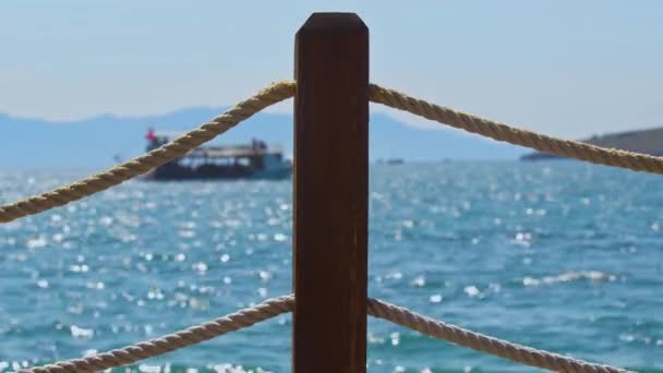 船の後ろに移動するブリュラ旅行ボート桟橋ロープ映像 — ストック動画